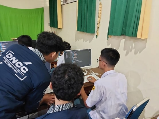 Pelatihan html kepada siswa SMAN 7 Semarang